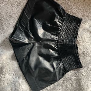Black Pleater Elastic Shorts M